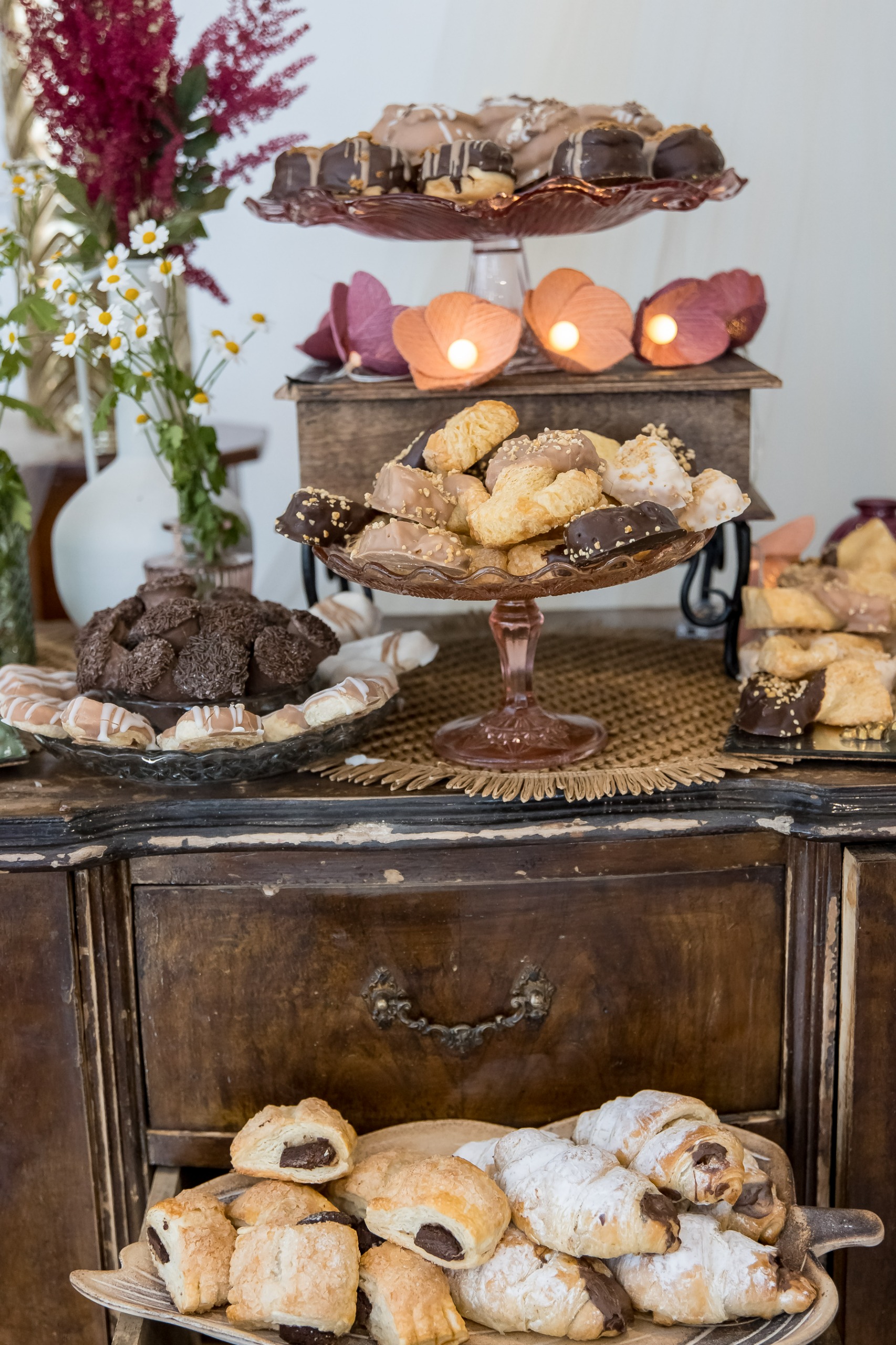 Detalle floral en mesa dulce