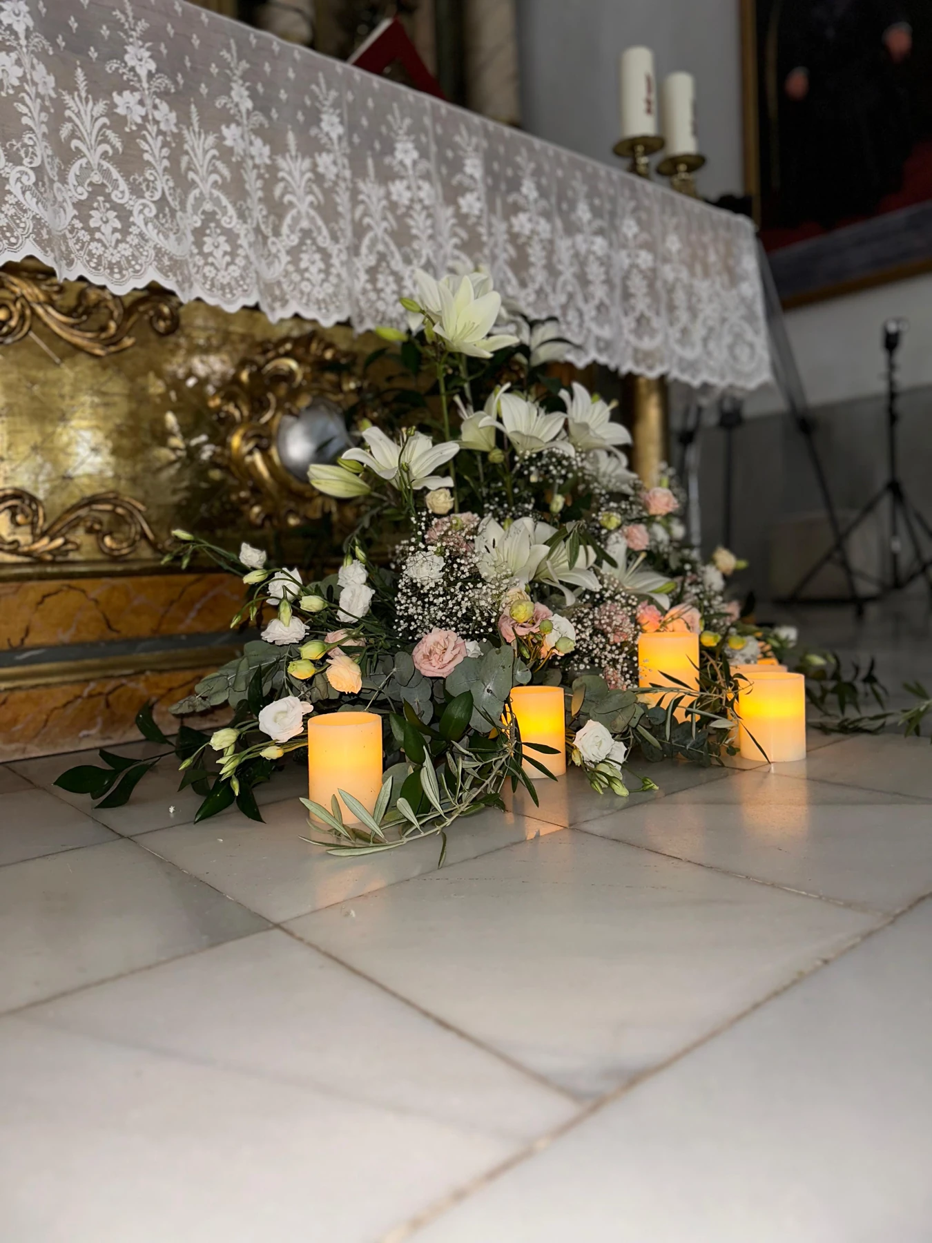 Flores y velas junto a un altar