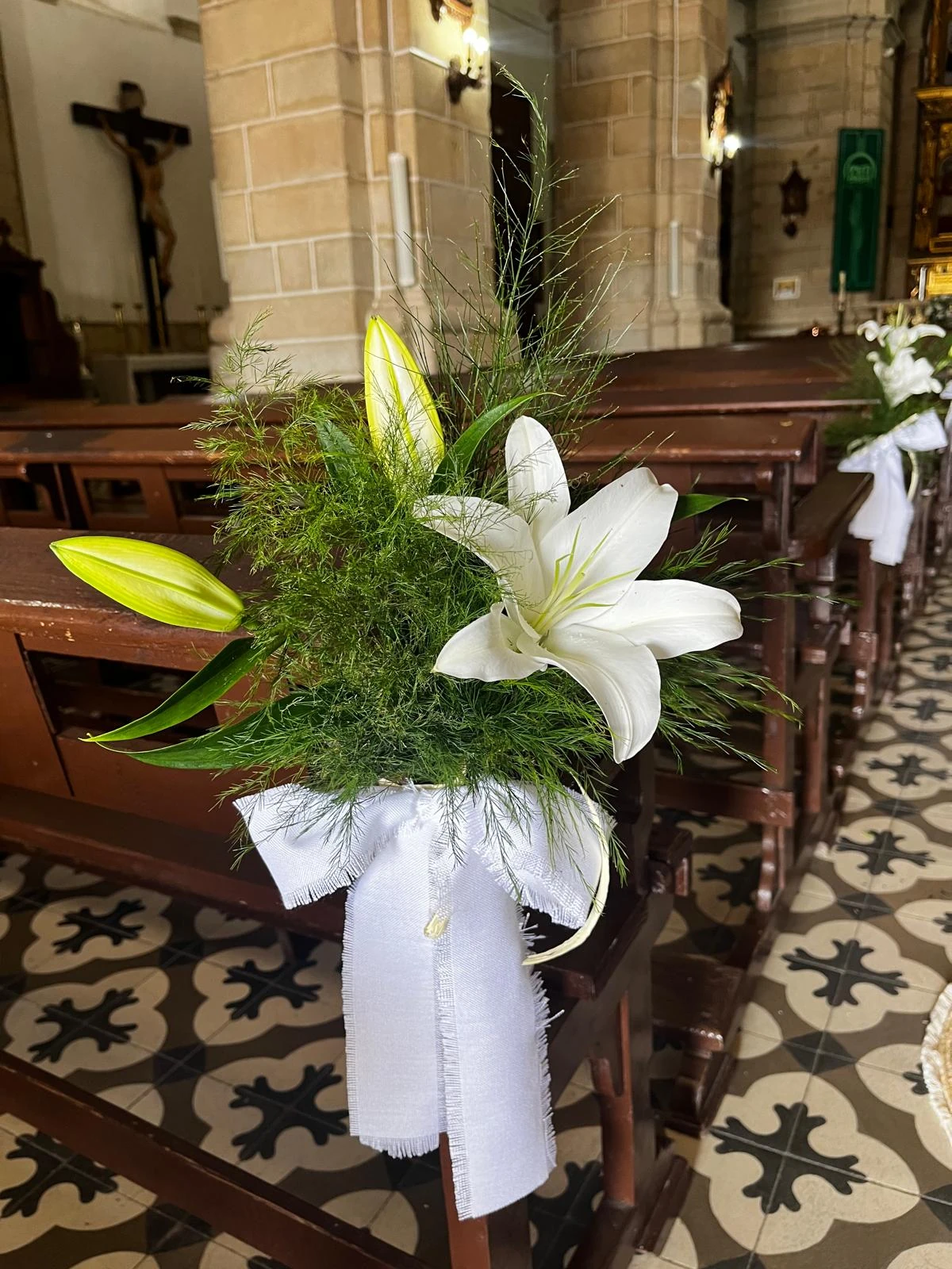 Lilium blanco junto a un banco